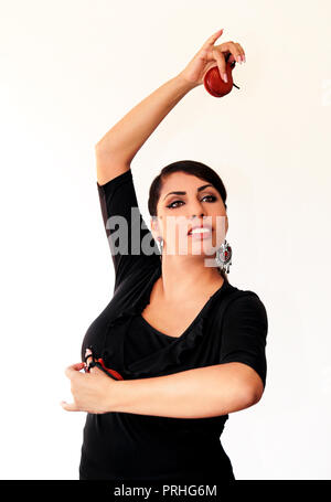 Junge Spanische gypsy woman dancing Flamenco mit braunen Kastagnetten in den Händen. Flamenco Tänzerin in schönen nationalen Kleid auf einem weißen Hintergrund. Spanien Stockfoto