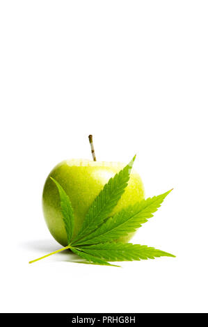 Green Apple und Marihuana Blatt isoliert auf weißem Stockfoto