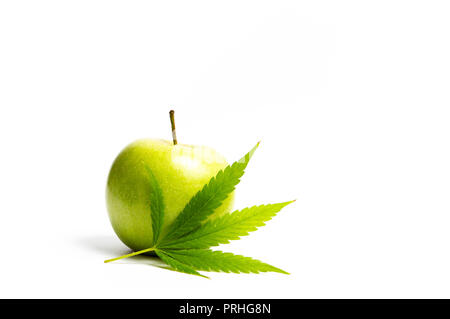 Green Apple und Marihuana Blatt isoliert auf weißem Stockfoto