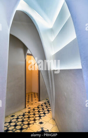 Innenraum der obersten Etage Loft in Casa Batlló von Antoni Gaudi, Barcelona, Spanien Stockfoto