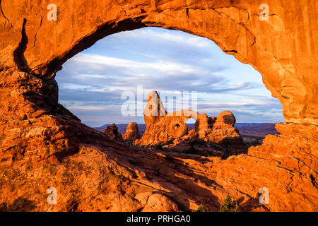 Turret Arch durch Nord Fenster bei Sonnenaufgang, Arches National Park, Utah Stockfoto