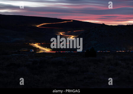 Rote und gelbe Streifen von Rückleuchten Kennzeichnung der Pfad der Park Road, Arches National Park, Utah Stockfoto