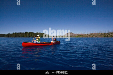 Ein über 60 Ehepaar Paddeln ein Kanu auf Waldo See, einem vulkanischen Kratersee in der zentralen Oregon Kaskaden in der Nähe von Oak Ridge. Stockfoto