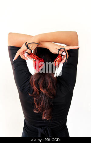 Junge Spanische gypsy woman dancing Flamenco mit braunen Kastagnetten in den Händen. Flamenco Tänzerin in schönen nationalen Kleid auf einem weißen Hintergrund. Spanien Stockfoto