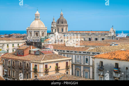 Rooftop View in Catania, mit der Kuppel der Kirche der Badia di Sant' Agata und die Sant'Agata Kathedrale. Sizilien, Italien. Stockfoto