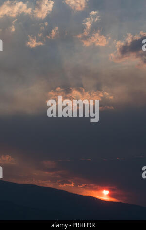 Rauch aus dem Speck Rinde Brand in Yellowstone National Park senkt sich über Gardiner, für großartige Sonnenuntergänge. Stockfoto