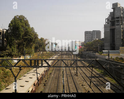 Anzeigen von BAHNSTRECKEN und NAHVERKEHRSZÜGE IN MUMBAI, INDIEN, Asien Stockfoto