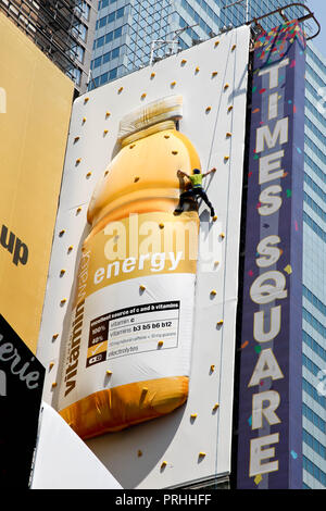 NEW YORK, USA - 11. JULI 2011: Foto von einem Vitamin Water addvertising am Time Square in New York City am 11. Juli 2011. Stockfoto