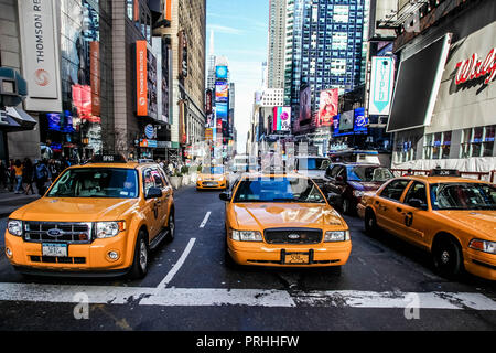 NEW YORK - 6. NOVEMBER: Yellow Cab und busy Time Square in Manhattan am 6. November 2013. Stockfoto