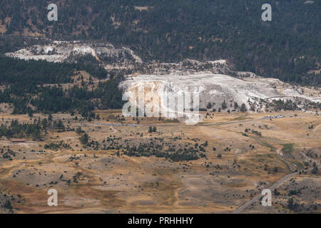 Blick über Mammoth Hot Springs von Mt. Everts im Yellowstone National Park. Stockfoto