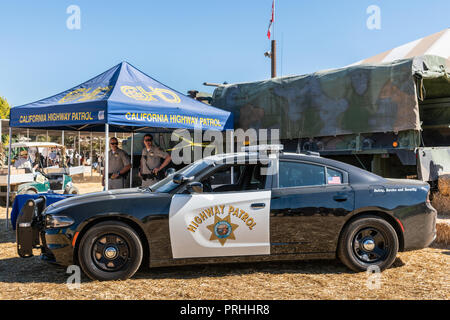 Moorpark, Kalifornien, USA - 30. September 2018: closeup Weiß und Schwarz California Highway Patrol Auto mit zwei Offiziere zurück während der Ernte faire un Stockfoto