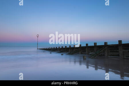 Alte hölzerne Groyne am Portobello Beach bei Sonnenuntergang, Edinburgh, Schottland Stockfoto