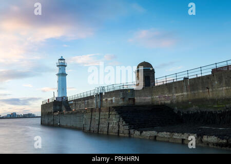 Newhaven Leuchtturm bei Sonnenuntergang in Edinburgh, Schottland Stockfoto