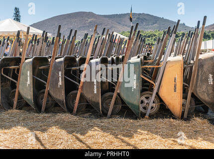 Moorpark, Kalifornien, USA - 30. September 2018: Nahaufnahme von großen Gruppe von senkrecht angehoben. Gelb und Schwarz, Schubkarren, an Harvest Festival gestapelt Stockfoto
