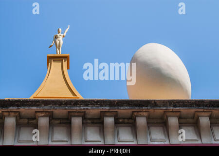 Das berühmte Theater und Salvador Dalí-Museum in Figueres, Katalonien, Spanien, Europa. Die Fassade ist durch eine Reihe von riesigen Eier und goldenen Figuren gekrönt. Stockfoto