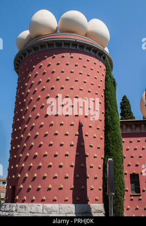 Turm der berühmten Theater und Salvador Dalí-Museum in Figueres, Katalonien, Spanien, Europa. Die Fassade ist durch eine Reihe von riesigen Eier gekrönt Stockfoto