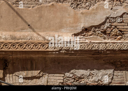 Nahaufnahme eines verwitterten peeling Mauer in der Altstadt von Figueres, Katalonien, Spanien, Europa. Stockfoto