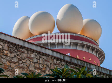 Turm der berühmten Theater und Salvador Dalí-Museum in Figueres, Katalonien, Spanien, Europa. Die Fassade ist durch eine Reihe von riesigen Eier gekrönt Stockfoto