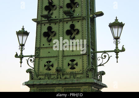 Lampen, Ornamenten und Mustern von Liberty Bridge oder Brücke der Freiheit, zwischen Buda und Pest über der Donau in Budapest, Ungarn, Europa. Stockfoto