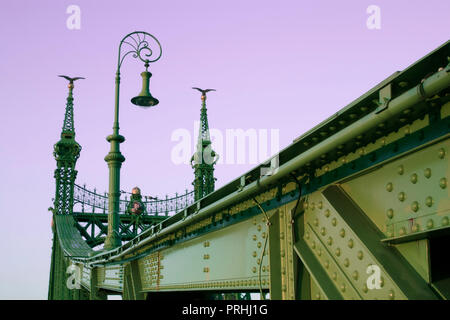 Detail der Liberty Bridge oder Brücke der Freiheit, zwischen Buda und Pest über der Donau in Budapest, Ungarn, Osteuropa. Stockfoto