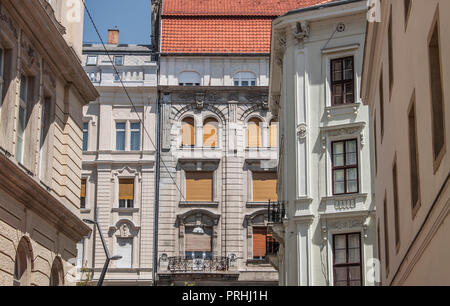 Details der einzelnen Gebäude der Universitätsplatz in der Altstadt von Budapest, Ungarn, Osteuropa. Außenansicht der bunten Stadthäuser. Stockfoto