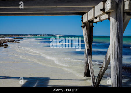 Die Ruinen der alten historischen Holzsteg auf der Küstenlinie bei Eucla Western Australia Stockfoto