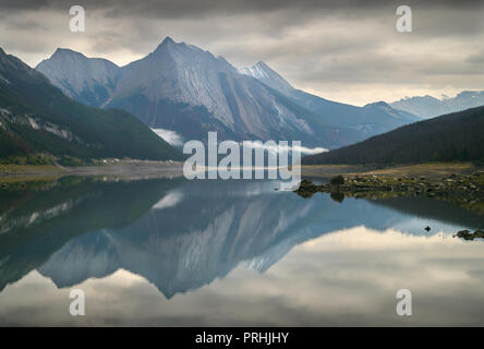 Medicine Lake, Alberta. Medicine Lake Reflexion von frischem Schnee auf die umliegenden Gipfel. Alberta, Kanada. Stockfoto