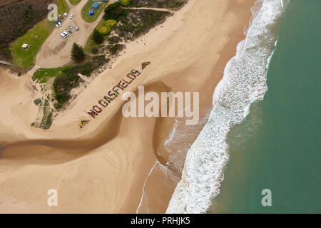 Einheimische Protest vorgeschlagenen Kohleflöz gas Entwicklungen über ein 'Nein' Gasfields menschlichen Zeichen am Strand von Seaspray in Gippsland, Australien. Stockfoto