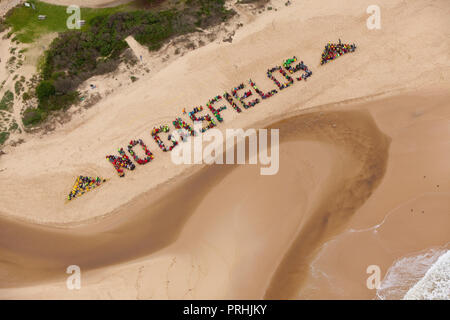 Einheimische Protest vorgeschlagenen Kohleflöz gas Entwicklungen über ein 'Nein' Gasfields menschlichen Zeichen am Strand von Seaspray in Gippsland, Australien. Stockfoto