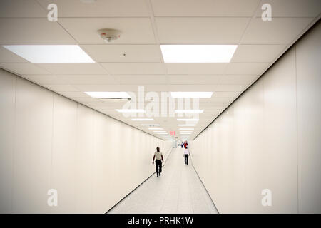 Houston, USA - 20. Juni 2016: unbekannte Menschen zu Fuß durch die unterirdischen Tunnel in Houston Houston, USA Stockfoto