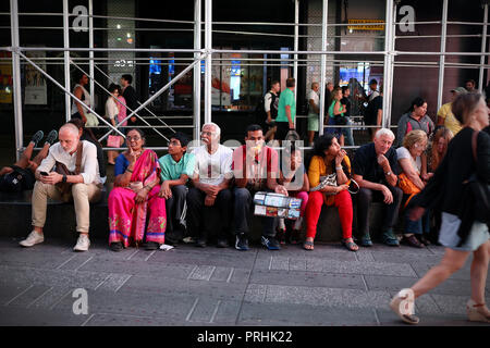 New York, USA - 24. Juni 2018: Familie essen in mitten auf dem Times Square, New York City Stockfoto