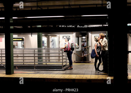 Brooklyn, New York - 28. Juni 2018: Unbekannter Paar küssen einander in einem Brooklyn Station in New York, USA Stockfoto