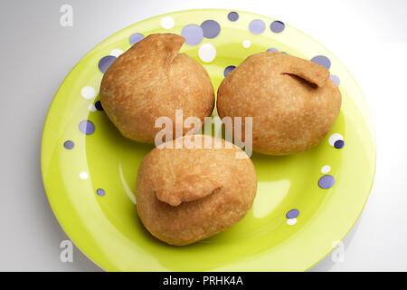 Kachori auf einer Platte Stockfoto