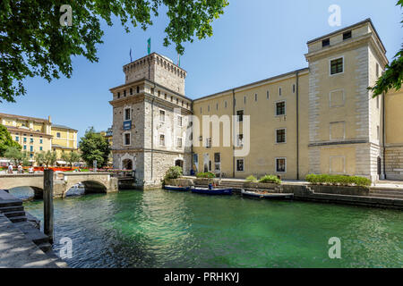 RIVA DEL GARDA, ITALIEN - Juli 10, 2015: Blick auf das Schloss von Scaligero, Wahrzeichen der Gardasee Stockfoto