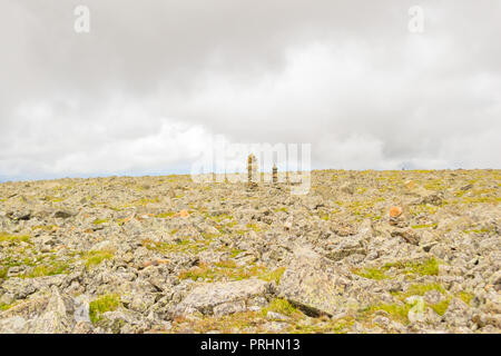 Zwei Cairns aus jeweils Anderen auf einem Berg im Altai Der weg und der Weg für Reisende, um anzugeben, nicht verloren im Hintergrund einer zu erhalten Stockfoto