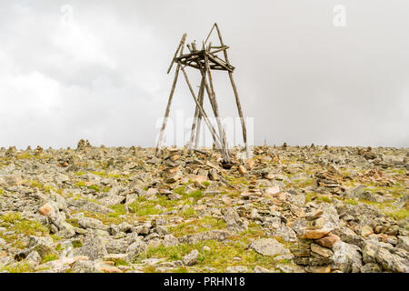 Cairns aus jeweils Anderen auf einem Berg im Altai Der weg und der Weg für Reisende an, die nicht im Hintergrund einer Larg verloren zu erhalten Stockfoto