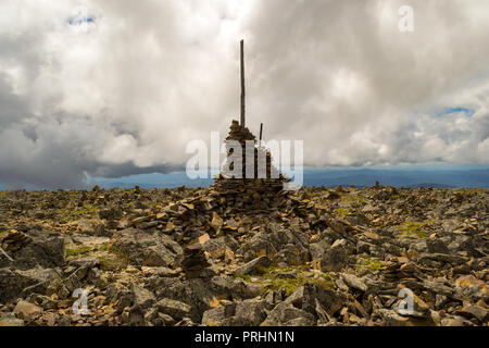 Сairn aus jeweils Anderen auf einem Berg im Altai Der weg und der Weg für Reisende an, die nicht im Hintergrund einer großen verloren zu erhalten Stockfoto