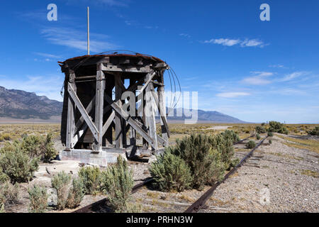 Die Basis für den Wasserturm und ein paar Stahlschienen bleibt auf dem verlassenen Cherry Creek Depot in Cherry Creek, Nevada. Stockfoto