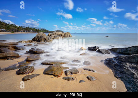 Sanfte Wellen Bewegungsunschärfe an der szenischen exotische Trinity Beach, Cairns Northern Beaches, Far North Queensland, FNQ, QLD, Australien Stockfoto