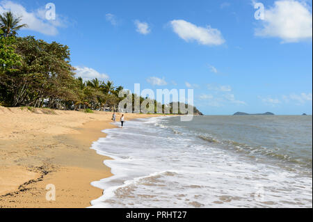 Paar am Strand von Trinity Beach, Cairns Northern Beaches, Far North Queensland, FNQ, QLD, Australien Stockfoto