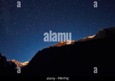 Nachthimmel in den Bergen. Milchstraße. Millionen von Sternen Overhead. Eine Reise durch den Altai Bergen Stockfoto