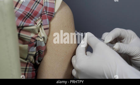 Nahaufnahme der Krankenschwestern sind Impfungen bei Patienten mit der Spritze Stockfoto