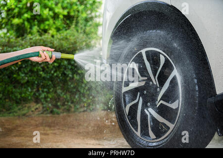 Auto Rad Waschen mit Wasser. Stockfoto