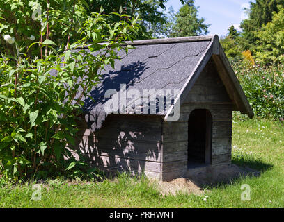 Leere Hundehütte in einem Haus Garten. Stockfoto