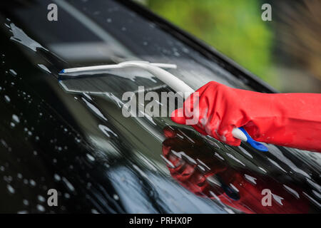 Nassdüse mit der Hand zu waschen der Frontscheibe eines Autos Stockfoto