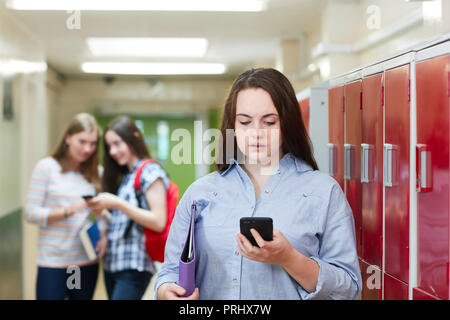 Weibliche High School Schüler gemobbt per Sms im Korridor Stockfoto