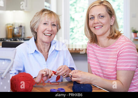 Portrait von Senior und reife weibliche Freunde Stricken zu Hause zusammen Stockfoto