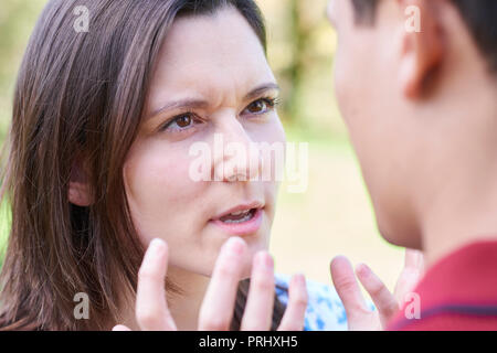 Außenaufnahme der jungen Paar Argument Stockfoto