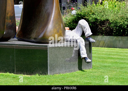 Wirken entspannend auf die Henry Moore Skulptur (Knife Edge 2 Stück 1962-65) auf College Green, Westminster, London, England, UK. Stockfoto