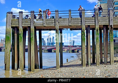 Menschen auf einer hölzernen Pier auf Gabriels Strand, Fluss Themse bei Ebbe. London, England, UK. Stockfoto